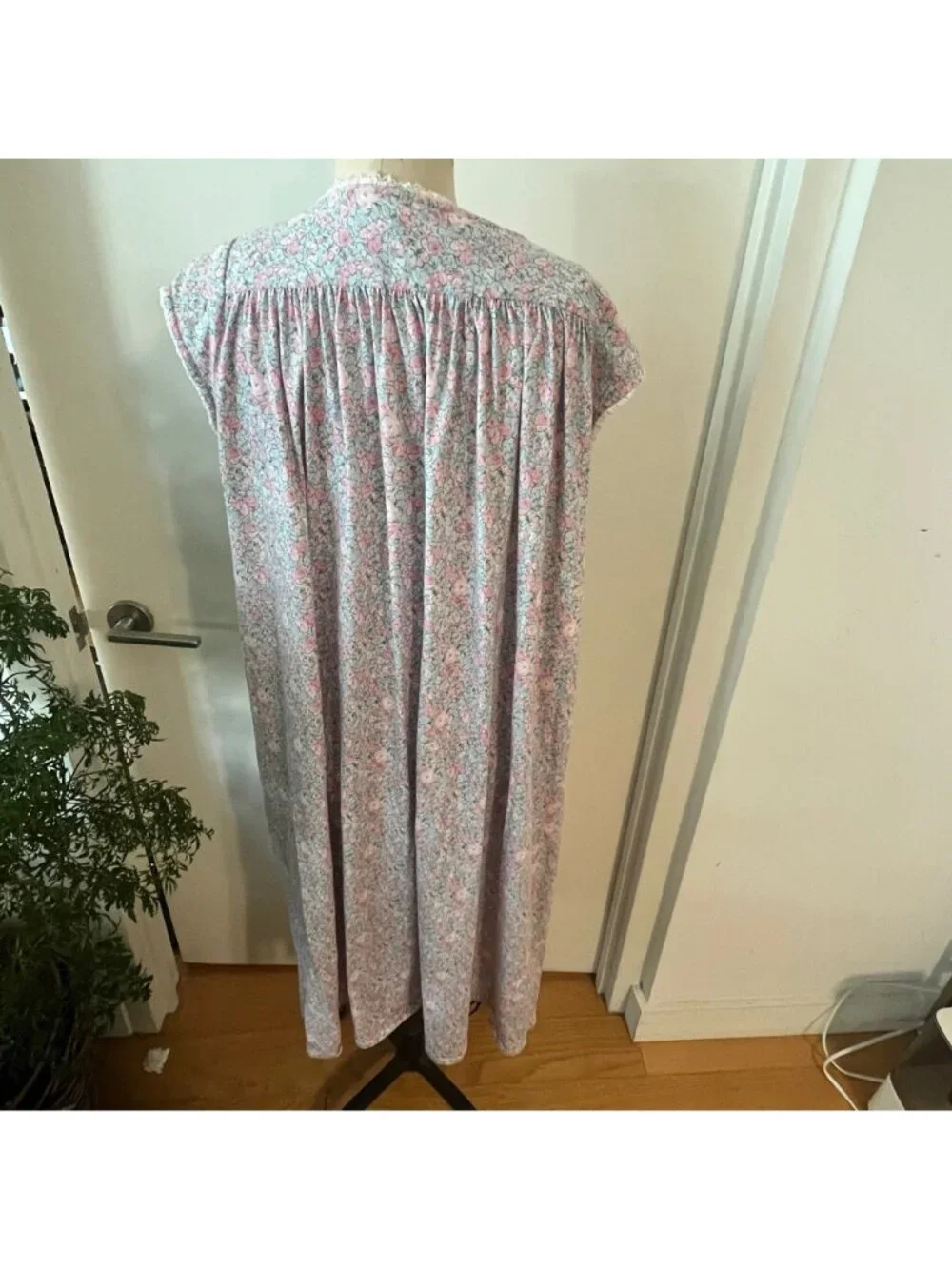 Vintage EILEEN WEST For QUEEN ANNE'S LACE 100% Cotton  Floral Nightgown Size Lar